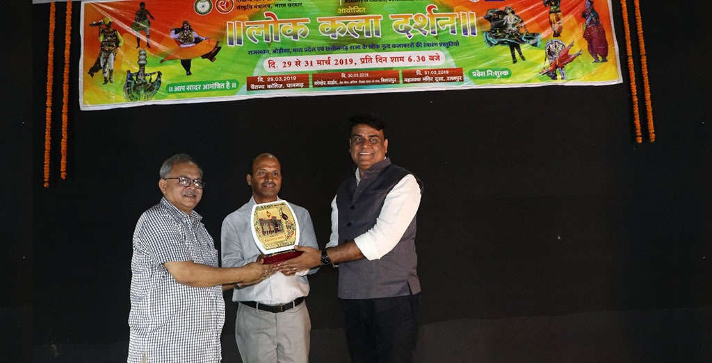 दक्षिण मध्य क्षेत्र सांस्कृतिक केन्द्र, संस्कृति मंत्रालय, भारत सरकार की प्रस्तुति महाविद्यालय परिसर में.